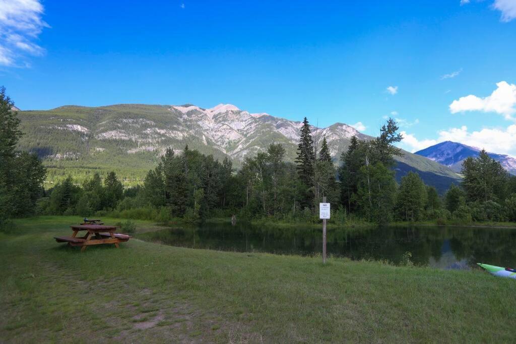 Отель Golden Riverfront Campground Экстерьер фото