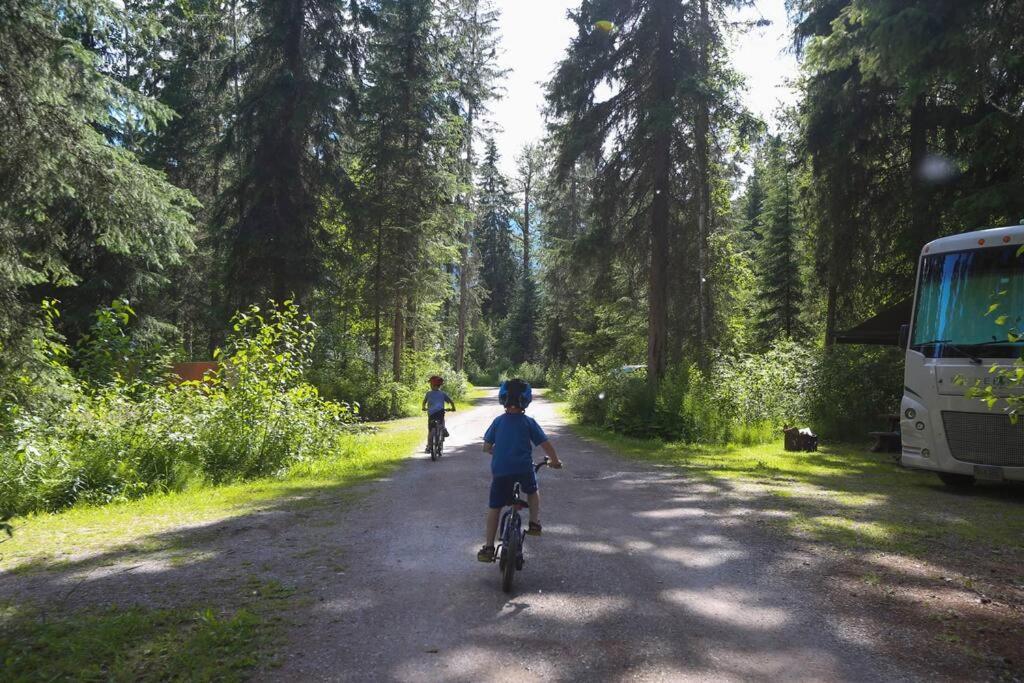 Отель Golden Riverfront Campground Экстерьер фото
