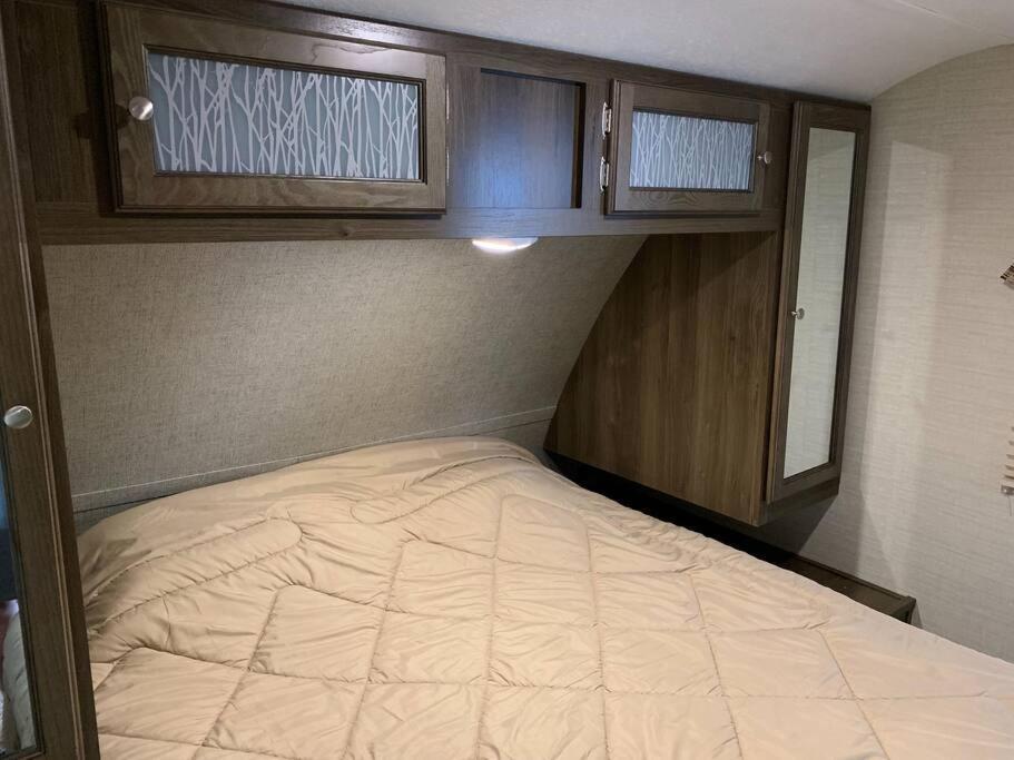 Отель Golden Riverfront Campground Экстерьер фото